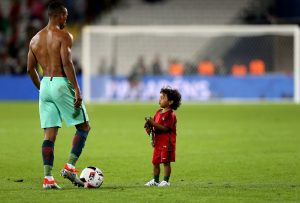 Eine Runde spielen? Nani mit seinem Sohn (Foto: dpa)