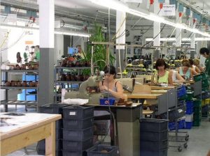 In Hauenstein darf man bei der Produktion zuschauen. (Foto: Romika)