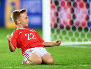 Siegesrutsche: Der Sohn von David Vaughan (Wales) hat auch Spaß alleine. (Foto: dpa)