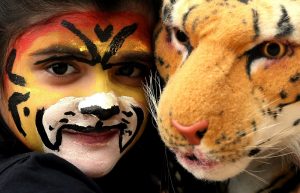 Dieses Mädchen in Indonesien hat sich zum Tiger-Tag geschminkt. (Foto: dpa)