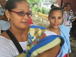 Seine Mutter (links), seine Schwester (rechts) und ihr Baby auch. (Foto: dpa)