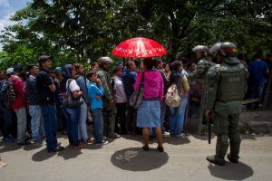 Die Menschen müssen stundenlang vorm SUpermarkt anstehen, um Nahrung zu erhalten. (Foto: dpa)