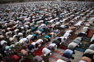 Muslime beim gemeinsamen Gebet in der Moschee. (Foto: dpa)