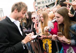 Hallo, Fans: Torge beim Autogrammegeben (Foto: dpa)