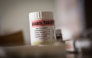 Sportler können Dopingmittel als Tabletten oder mit Spritzen einnehmen... (Foto: dpa)