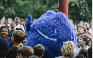 Knuddelalarm: Duda badet in der Menge bei einem Schulkonzert von Cat Ballou (Foto: Neumann)