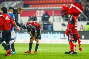 Fußball Bundesliga 15. Spieltag: FC Ingolstadt - 1899 Hoffenheim am 05.12.2015 im Audi Sportpark in Ingolstadt (Bayern). Trainer Ralph Hasenhüttl von Ingolstadt (l) steht nach dem Spiel neben Pascal Groß und dem Maskottchen Schanzi. Foto: Armin Weigel/dpa (Wichtiger Hinweis: Aufgrund der Akkreditierungsbestimmungen der DFL ist die Publikation und Weiterverwertung im Internet und in Online-Medien während des Spiels auf insgesamt fünfzehn Bilder pro Spiel begrenzt.) +++(c) dpa - Bildfunk+++