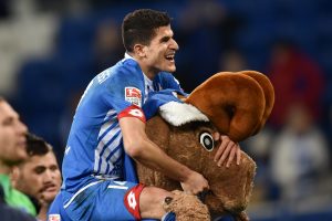 Fußball Bundesliga - 16. Spieltag: TSG 1899 Hoffenheim - Hannover 96 am 12.12.2015 in Sinsheim (Baden-Württemberg) in der Rhein-Neckar-Arena. Hoffenheims Tarik Elyounoussi sitzt lachend auf dem Maskottchen "Hoffe". Foto: Uwe Anspach/dpa (Wichtiger Hinweis: Aufgrund der Akkreditierungsbestimmungen der DFL ist die Publikation und Weiterverwertung im Internet und in Online-Medien während des Spiels auf insgesamt fünfzehn Bilder pro Spiel begrenzt.) +++(c) dpa - Bildfunk+++