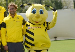 Fußball Bundesliga: Fototermin Borussia Dortmund für die Saison 2014/15 am 11.08.2014 in Dortmund (Nordrhein-Westfalen). Trainer Jürgen Klopp steht neben Maskottchen Emma bei der Aufstellung für das Mannschafatsfoto. Foto: Caroline Seidel/dpa +++(c) dpa - Bildfunk+++