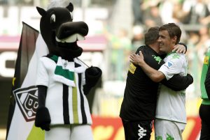 Fußball Bundesliga, 8. Spieltag:: Borussia Mönchengladbach - Borussia Dortmund am 05.10.2013 im Borussia-Park in Mönchengladbach (Nordrhein-Westfalen). Der Mönchengladbacher Torschütze Max Kruse (r) jubelt nach dem Schlusspfiff neben Maskottchen Jünter. Mönchengladbach gewinnt 2:0. Foto: Roland Weihrauch/dpa (Wichtiger Hinweis: Aufgrund der Akkreditierungsbestimmungen der DFL ist die Publikation und Weiterverwertung im Internet und in Online-Medien während des Spiels auf insgesamt fünfzehn Bilder pro Spiel begrenzt.) +++(c) dpa - Bildfunk+++