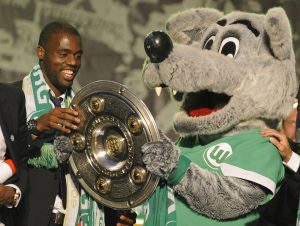 ARCHIV - Fußball Bundesliga 34. Spieltag: VfL Wolfsburg - Werder Bremen am Samstag (23.05.2009) in Wolfsburg. Torschützenkönig Grafite vom VfL Wolfsburg hält mit Maskottchen Wölfi auf dem Marktplatz bei der Meisterfeier die Meisterschale. Vor fünf Jahren wurde der VfL Wolfsburg deutscher Meister. Foto: Maurizio Gambarini/dpa +++(c) dpa - Nachrichten für Kinder+++