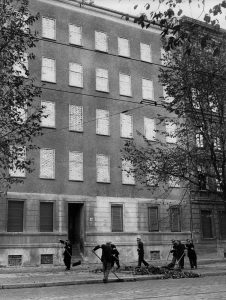 In den Häusern, die an der Grenze standen, wurden sogar die Fenster zugemauert - damit niemand auf die andere Seite springen konnte. (Foto: dpa)