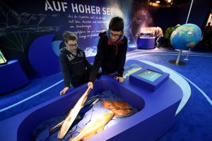 Auf der MS Wissenschaft erklärt dir eine Ausstellung viele Zusammenhänge. (Foto: dpa)
