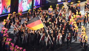 Sie kämpfen für Deutschland: Die deutschen Sportler beim Einzug ins Stadion (Foto: dpa)