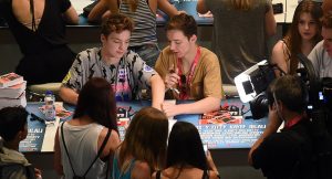 Die Lochis bei der Arbeit: Hier geben die YouTuber gerade auf den Videodays Autogramme. (Foto: dpa)