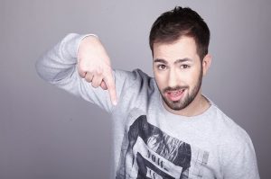 Das ist Dominik Porschen. Er moderiert - und erklärt euch hier, was bei den Videodays abgeht. (Foto: dpa)