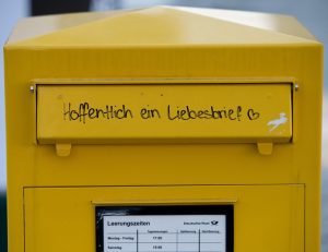 In einen solchen Briefkasten musst du deinen Brief am Ende einwerfen, damit er ankommt, wo er hinsoll. (Foto: dpa)