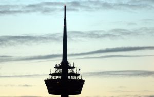 Der Fernsehturm strahlt Fernseh-Sendungen in die ganze Stadt. (Foto: dpa)