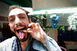Hm, Grille! Manche Deutsche würden sich das noch nicht trauen. (Foto: dpa)