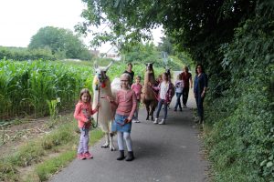 Barbara Hilgers begleitet die Mädchen auf dem Ausflug. (Foto: Birkenbach)