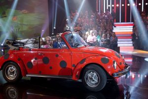 Im Marienkäfer-Auto geht es ins Studio. (Foto: NDR, Thorsten Jander)