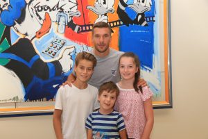 Erinnerungsfoto mit Poldi – auch Charlottes kleiner Bruder Friedrich (vorne) durfte mit aufs Bild. (Foto: Disney)