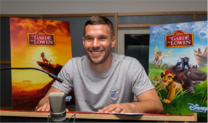 Der Star mal woanders: bei der Arbeit im Synchronstudio (Foto: Disney)