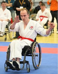 Die Bewegungen müssen in der richtigen Reihenfolge vorgeführt werden. (Foto: DKV)