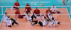 Das Netz hängt beim Sitzvolleyball ein bisschen tiefer. (Foto: dpa)