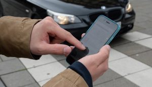 Handys sollten weg! Behalte die Augen auf der Straße. (Foto: dpa)