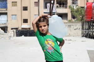 Dieses Mädchen holt Wasser - denn aus der Leitung kommt nichts mehr. (Foto: Unicef)