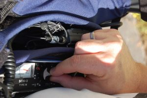 Auf dem Mischpult in seiner Tasche kann der Tonmann die Lautstärke verändern. (Foto: dpa)
