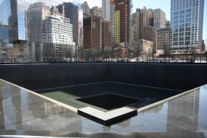 Wo früher die Türme standen, ist heute eine Gedenkstätte mit Wasserbecken. (Foto: dpa)