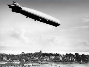Nach dem Brand auf der Hindenburg hatten viele Menschen Angst vorm Zeppelin-Fliegen. (Foto: dpa)