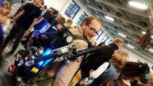 Jens ist ein Ghostbuster. Der Protonenstrahler ist selbst gebaut. (Foto: Leister)