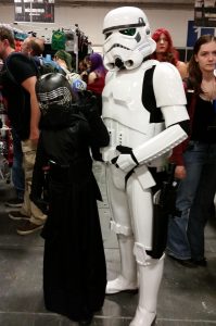Isabelle und ihr Vater Tibor sind Kylo Ren und ein Stormtrooper. (Foto: dpa)