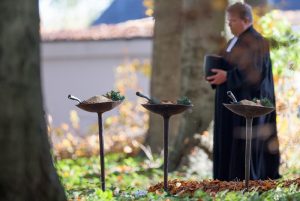 Viele Christen besuchen an dem Tag auch verstorbene Verwandte auf Friedhöfen. (Foto: dpa)
