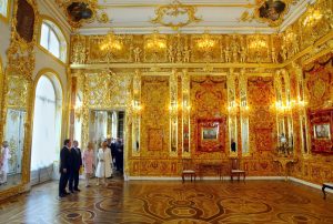 Inzwischen gibt es in Russland eine Nachbildung des Bernsteinzimmers. Dieses Foto zeigt also nicht das echte Bernsteinzimmer. (Foto: dpa)