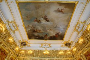 Blick an die Decke des nachgebildeten Bernsteinzimmers (Foto: dpa)