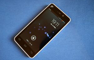 Das Fairphone sieht aus wie ein ganz normales Smartphone. (Foto: dpa)