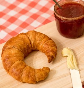 In der Butter vom Frühstück stecken Fette - aber ein bisschen davon ist wichtig. (Foto: dpa)