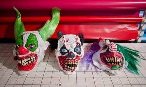 Die Grusel-Clown-Masken sehen aber finster aus. (Foto: dpa)