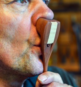 Sieht lustig aus und klingt wie Vögel: die Nasenflöte (Foto: dpa)