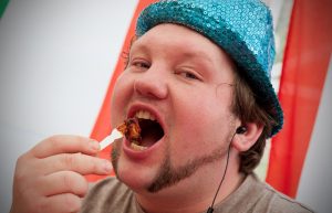 Sven macht bei einem Schärfe-Wettessen teil. Da ist Schwitzen ganz normal. (Foto: dpa)