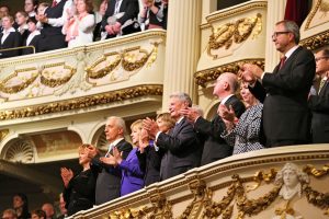 Bundeskanzlerin und Bundespräsident feierten drinnen den Tag der deutschen Einheit. (Foto: dpa)