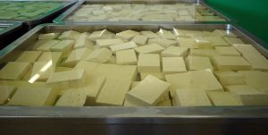 Tofu ist aus Soja gemacht - und deswegen voller Eiweiße. (Foto: dpa)
