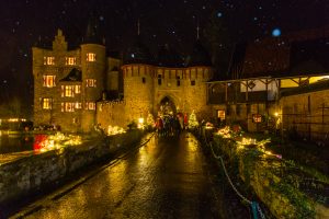 Festlich beleuchtet: die Burg Satzvey (Foto: Fotoschmied – Mike Göhre)