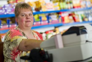 Oder bei der Verkäuferin: "du" oder "Sie"? (Foto: dpa)