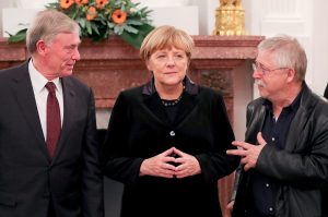 Die Hände wie eine Raute vorm Bauch zusammengelegt - das ist Angela Merkels Lieblingsbewegung. (Foto: dpa)