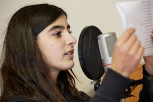 Hier stehst du selbst hinterm Mikro. (Foto: dpa)